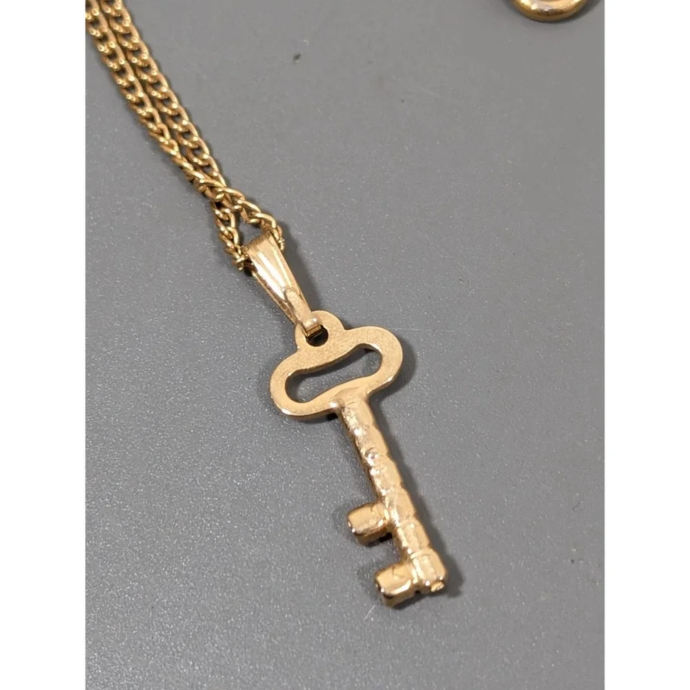 Vintage‎ Red Rhinestone Skeleton Key Charm Gold Tone Necklace 16 in